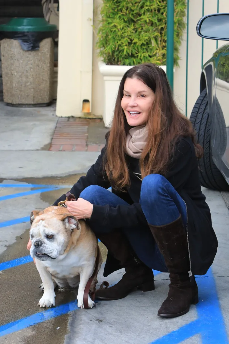 Zbog plastičnih operacija upala u dugove: Nekad lijepa manekenka unakazila je lice i tijelo