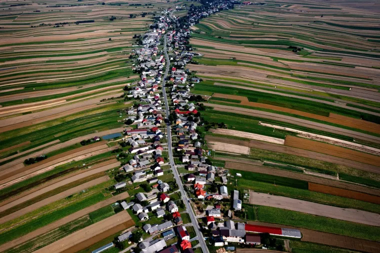 Unatoč ruralnom okruženju, daleko od toga da žitelji Sułoszowa žive u izolaciji. Osnovne usluge poput trgovina, pekara, banaka i ambulanti dostupne su uzduž glavne ulice. 