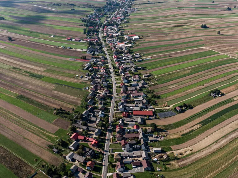 Iako Sułoszowa nudi mir i ljepotu, svejedno se suočava s izazovima poput iseljavanja mladih u potrazi za boljim prilikama u većim gradovima. Dakako, nedostatak zabavnih sadržaja i ograničene mogućnosti zapošljavanja doprinose ovom trendu. 