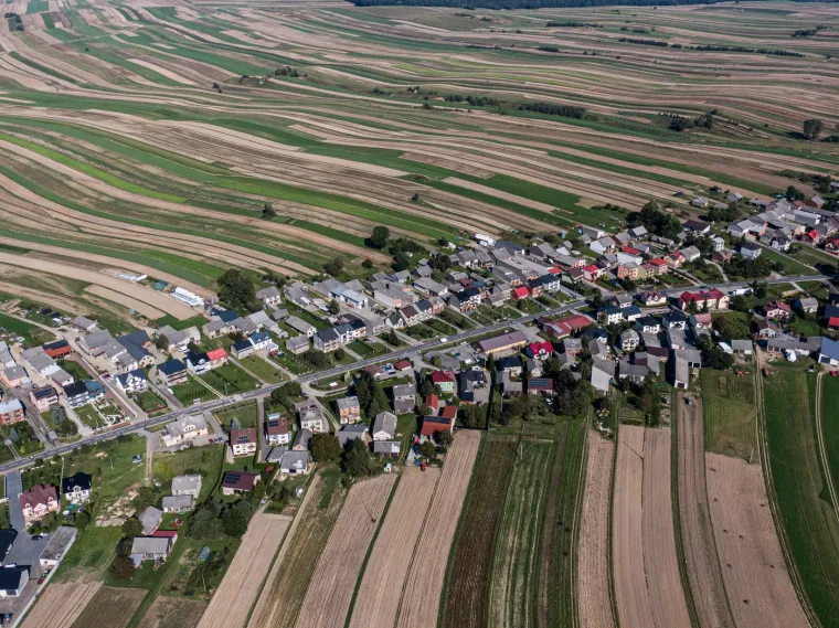 Ipak, turizam postaje sve važniji izvor prihoda, zahvaljujući jedinstvenom izgledu sela i njegovoj bogatoj povijesti.