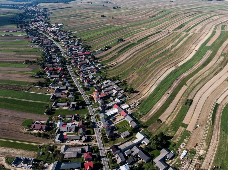 Područje je također poznato po &quot;Stazi orlovskih gnijezda&quot;, pješačkoj ruti koja prolazi pored niza srednjovjekovnih utvrda.  