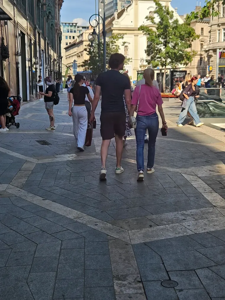 Nedavno su se pojavile fotografije koje su izazvale veliku pozornost javnosti. Na njima se jasno vidi kako Ivan u Budimpešti drži za ruku popularnu pjevačicu Jelenu Rozgu. Iako ni jedno od njih dvoje nije službeno potvrdilo vezu, snimke opuštene šetnje kroz mađarsku prijestolnicu odjeknule su u medijima. Njihov blizak odnos već se ranije spominjao u javnosti, ali bez konkretnih dokaza. 