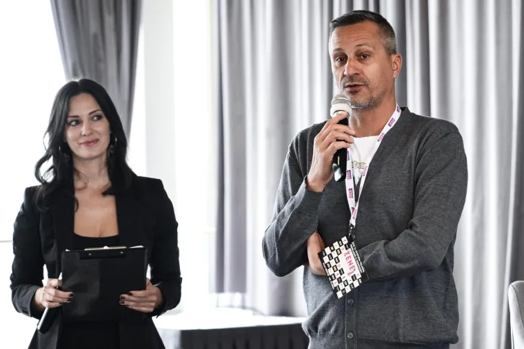 Ipak, promijenila je imidž - pustila je kosu. Posljednji put u javnosti je viđena u listopadu prošle godine, na konferenciji &quot;Žene za sportskim volanom – predrasude ili budućnost?&quot;, gdje je pokazala svoju novu frizuru.