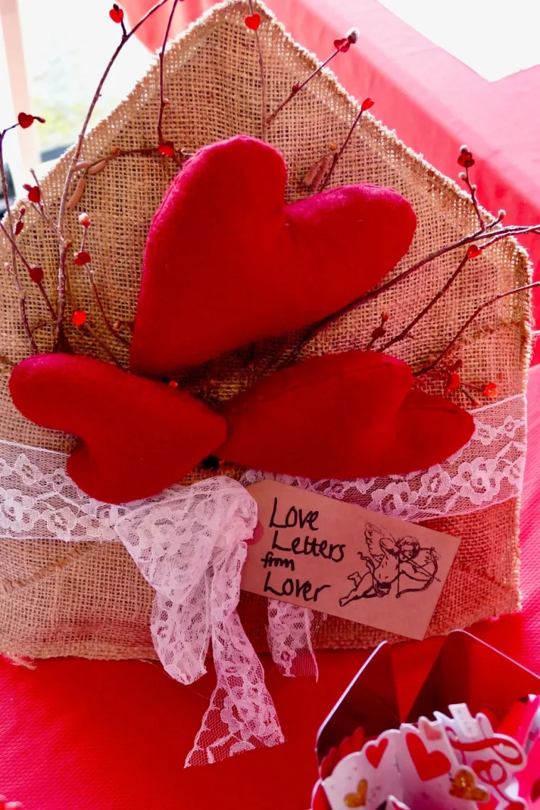 Ovaj poseban pečat, koji se stavlja na svaki komad pošte koji prolazi kroz selo tijekom Valentinova, postao je željeni simbol ljubavi za parove i romantičare diljem svijeta.