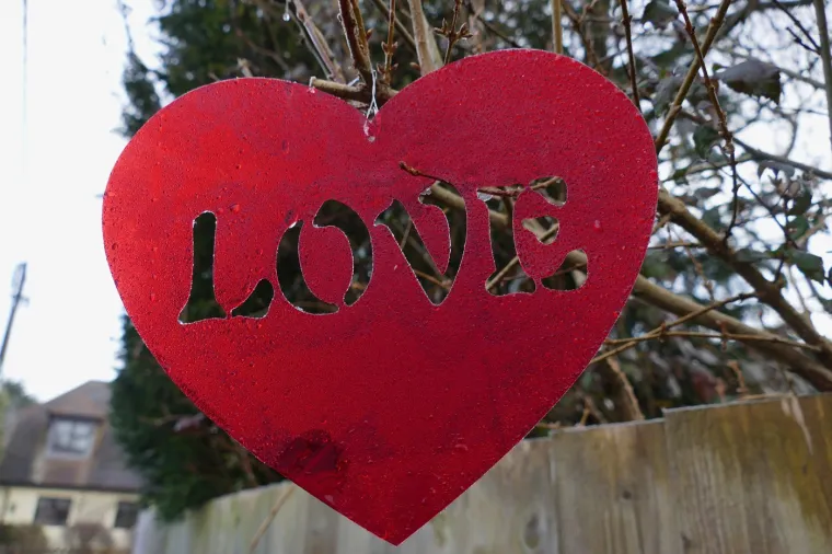 Valentinovska služba, koju vodi zajednica, radi precizno kao dobro podmazan stroj, a svoju čestitku za Valentinovo možete naručiti online i međunarodnom dostavom.