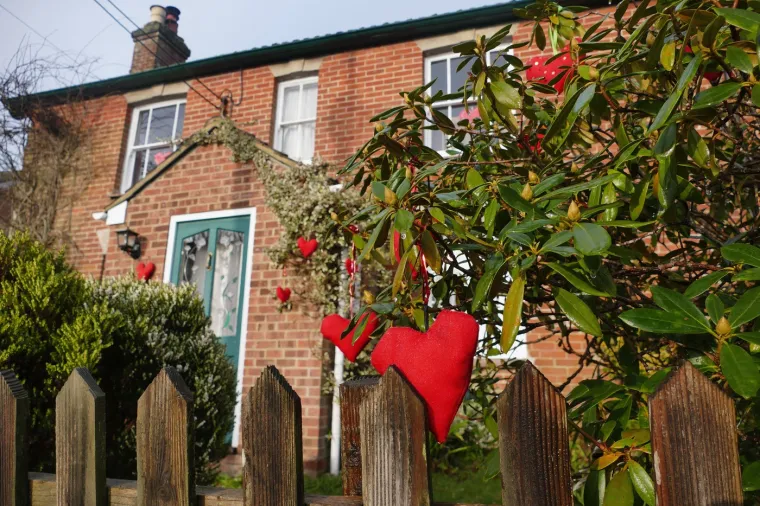 Od ukra&scaron;avanja sela srcima, kupidima i sl. do postavljanja pop-up po&scaron;tanskih ureda, svaki član zajednice igra ulogu u &scaron;irenju ljubavi diljem svijeta.