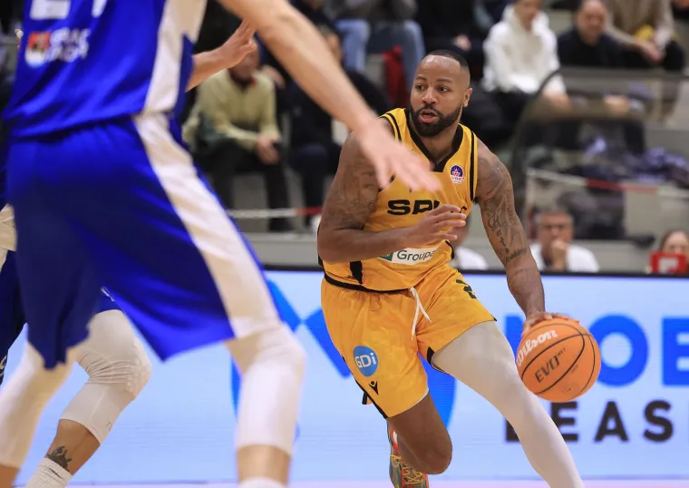 Zadar je imao 16 sekundi za zadnji napad, ali košarkaši Splita bili su spremni. Na fotografiji možete vidjeti Shannona Shortera koji je predvodio Splićane s 19 poena. 