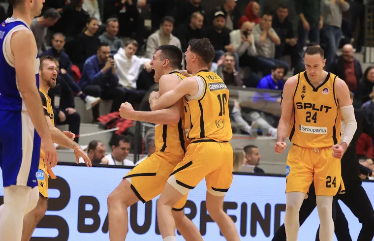 Trenutak slavlja Splićana. Ljubičić u zagrljaju suigrača. 