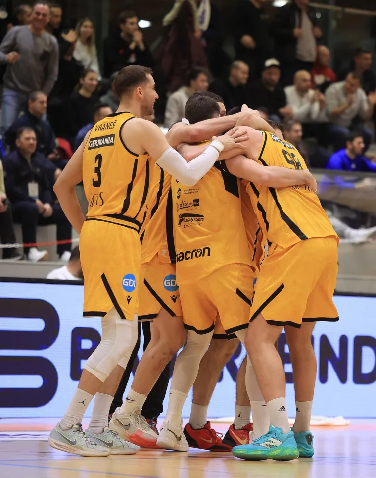 Mate&scaron;a i njegova 30 godina mlađa supruga gledali dramatičnu utakmicu: Poruka o ljubavi koja nema cijenu privukla pažnju