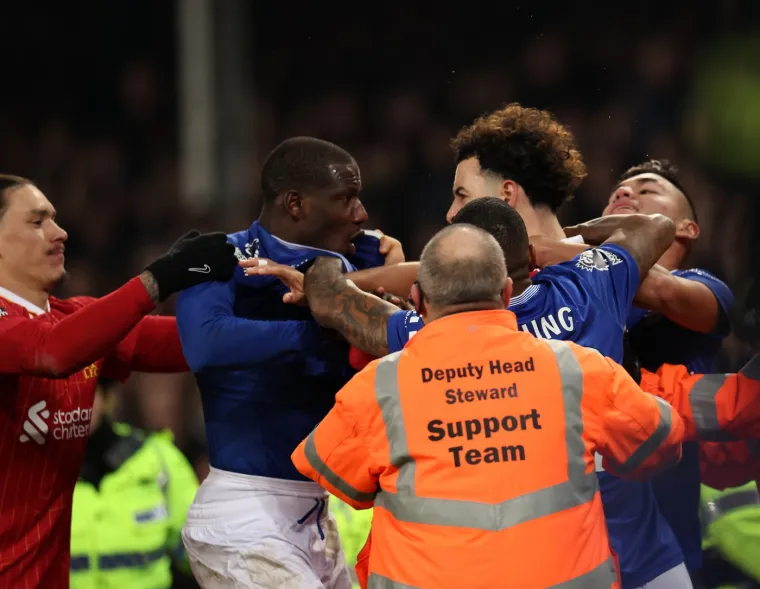 U jednom trenutku zakačili su se čak i Evertonovi igrači međusobno pri pokušaju smirivanja sukoba. Baš kaotična situacija. 