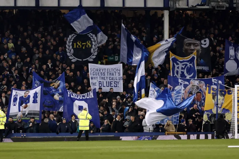 Goodison Park posljednji put. Navijači Evertona razvili su i zastave, što na dva štapa što klasične. 