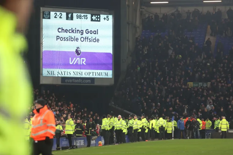 Provjera gola za 2-2 trajala je, a tijekom provjere policija je napravila tampon zonu kako navijači ne bi u potpunosti uletjeli na teren. Kad kažemo u potpunosti, mislimo na sve žive na stadionu. Posljednja utakmica, sve što se izdogađalo, gradski derbi, puno je faktora prijetilo potpunoj eskalaciji situacije. 