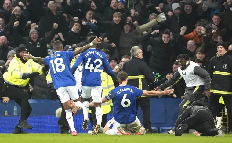 Tarkowski slavi sa suigračima i navijačima gol. 