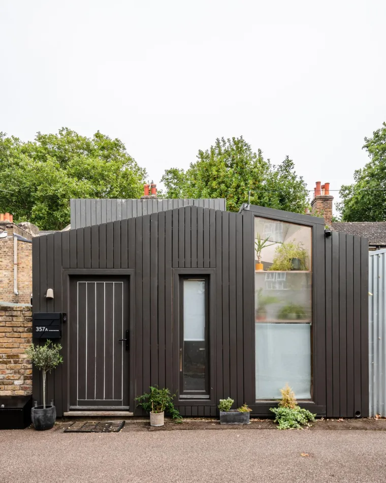 &quot;Hackney Hideaway&quot; je savršen primjer kako mali prostor može biti maksimalno iskorišten. S površinom od oko 28 kvadratnih metara, ovaj dom nudi sve što je potrebno za udoban život. Dizajnirao ga je Lucas Facer, a nekretninu prodaje Hidden House Project. Njegova diskretna lokacija i mirno okruženje čine ga pravim utočištem usred gradske vreve.