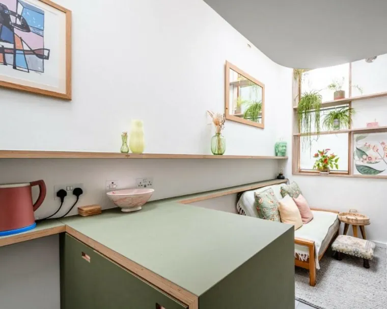 Unatoč skromnim dimenzijama, &quot;Hackney Hideaway&quot; je izuzetno dobro osmišljen. Kompaktna, ali potpuno opremljena kuhinja pruža dovoljno prostora za pohranu, s ormarićima i policama. Tu je i stol s nekoliko stolica, idealan za brze obroke. Dnevni boravak, smješten odmah iza kuhinje, ima udobnu fotelju i TV skriven u ugradbenom ormariću.