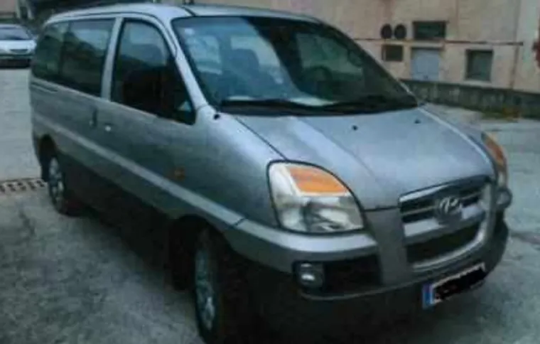 HYUNDAI H-1 STAREX 2.5 CRDi, godina proizvodnje 2005., 146.052 kilometara, početna cijena iznosi 263,25 eura