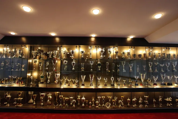 Pogled na Hajdukovu tribinu je čudesan! 12 prvesntava u Jugoslavijama, &scaron;est naslova hrvatskih prvaka, devet jugoslavenskih kupova i čak 8 Hrvatskih kupova te 6 Hrvatskih superkova.