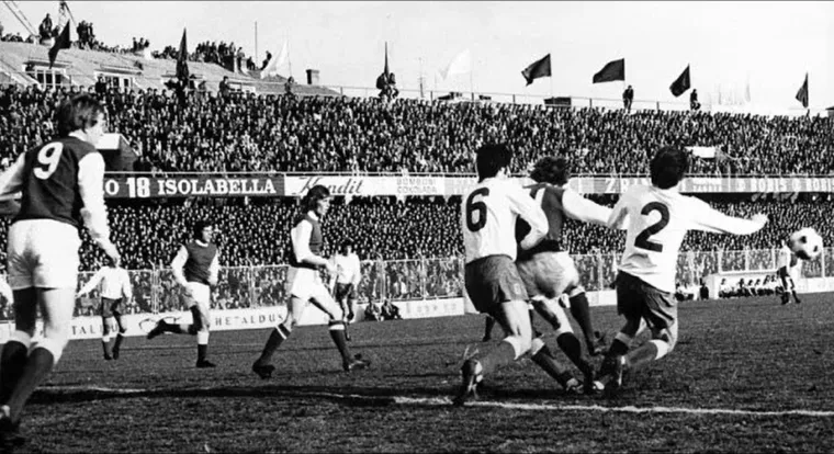 Premda je bila samo jedna montažna tribina na Starome placu najvi&scaron;e se moglo nagurati čak 35 000 ljudi &scaron;to je bio rekord na utakmici protiv Dinama 1979.