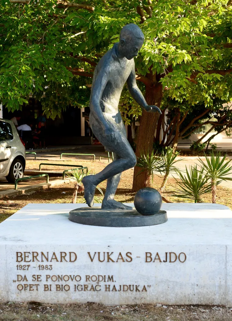 Bernard Vukas legenda je Hajduka i po mnogima najbolji igrač Bilih svih vremena. Vukas je predvodio slavnu generaciju Hajduka 50-ih, a prvsntvo Jugoslavije 1950. Bili su tada osvojili bez poraza