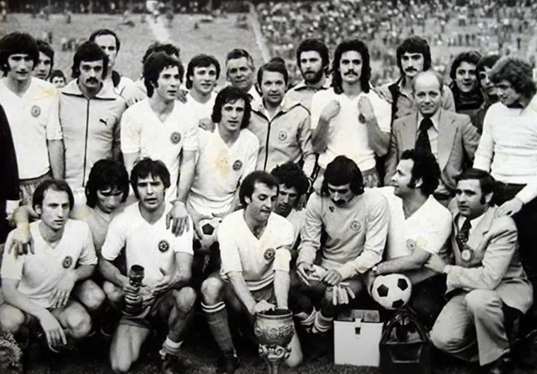 Nakon 50-ih ulijedila je zlatna generacija Hajduka 1970-ih. Kakve su to igračine sve bile: Mužinić, Jerković, &Scaron;urjaka, Žungula i Buljan.