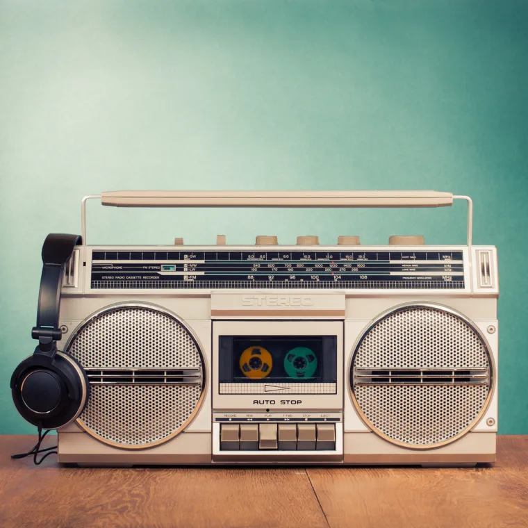 Bez obzira na kontroverze, Marconi je nastavio usavršavati svoj sustav, a 1902. godine uspostavio je redovitu transatlantsku radio-telegrafsku uslugu. Godine 1909., Guglielmo Marconi podijelio je Nobelovu nagradu za fiziku s Karlom Ferdinandom Braunom, &quot;kao priznanje za njihov doprinos razvoju bežične telegrafije&quot;.