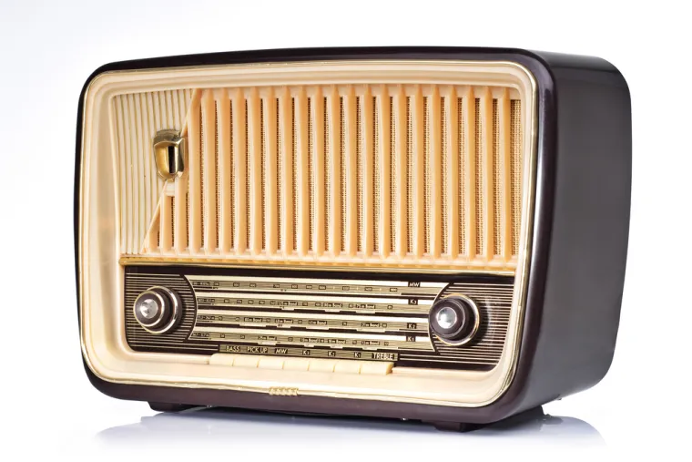 Prvi radiji iz ranih 1900-ih imali su drvene ili metalne kutije, često velike i teške, nalik na glomazne električne kutije. Neki su imali izložene komponente, poput cijevi i žica.