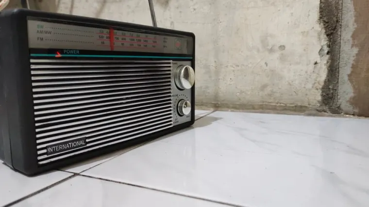Kada danas pomislimo na radio, zamišljamo moderan uređaj ili digitalnu aplikaciju koja jednim dodirom omogućuje slušanje omiljene glazbe i vijesti. No, prvi radijski sustavi bili su daleko od toga – ne samo po izgledu, već i po svojim tehničkim karakteristikama.