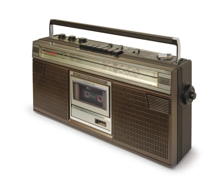 Prijemnici nisu mogli precizno odabrati frekvenciju, a dugačke žičane antene bile su neophodne za prijenos signala. Unatoč tim ograničenjima, ove rane tehnologije postavile su temelje za razvoj radija kakvog danas poznajemo.