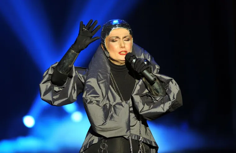 Josipa je bila vrlo uspješna i na kazališnim daskama, pa je tako pokazala svoj izniman talent utjelovivši zahtjevnu ulogu Jane u prvoj hrvatskoj rock-operi Gubec-Beg. Nakon toga sklapa brojne suradnje s utjecajnim jazz pjevačima te na tri godine odlazi u SAD, gdje također radi na pjesmama s američkim glazbenim velikanima. 
