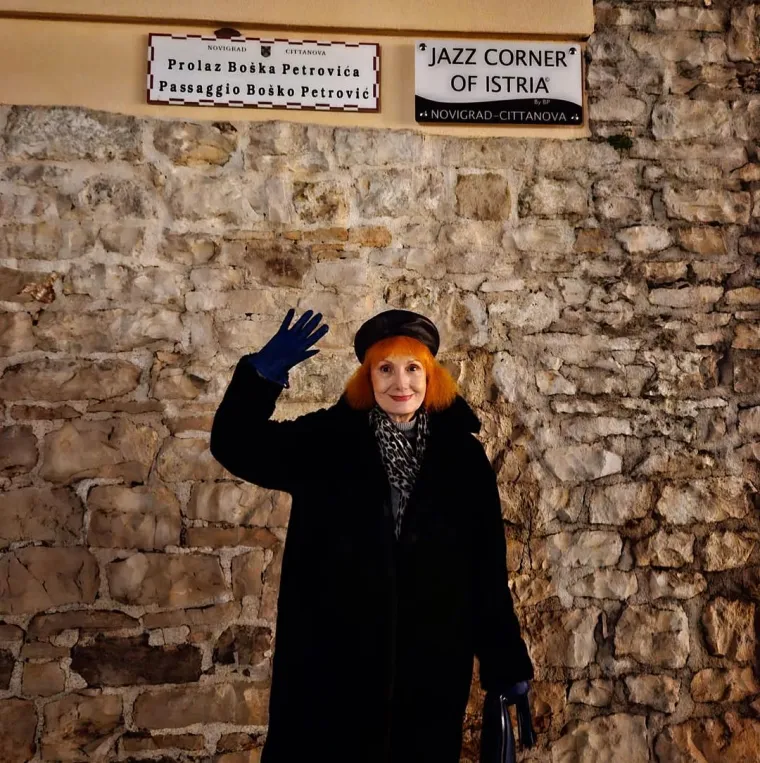 Josipa ne dominira samo glazbenom scenom, već je izuzetno popularna na društvenim mrežama. Njene objave nerijetko postaju viralne, skupivši više tisuća lajkova. DIjeli trenutke s raznih koncerata i putovanja, a fanove zna počastiti s ležernim izdanjima iz svakodnevnog života. 