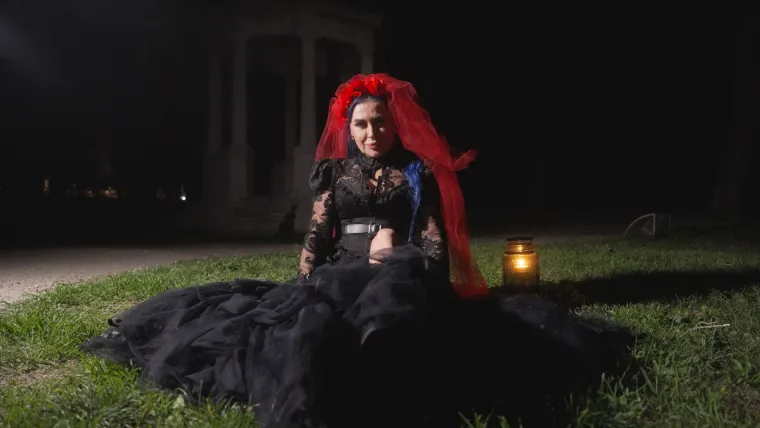 Akademsku slikaricu, dizajnericu, umjetnicu i poduzetnicu Olju Einfalt većina je upamtila kao Vampiricu Olju. Da od nje mogu očekivati neočekivano, gledatelji RTL-a već su mogli vidjeti u kulinarskoj emisiji &apos;Večera za pet na selu&apos; u kojoj ih je upoznala sa svojih pet različitih ličnosti; od Japanke do Cajke te u showu &apos;Ljubav je na selu&apos;, gdje su je mnogi zapamtili zbog njezina upečatljivog stila.