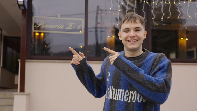 Dominik Kovačićek dolazi iz Zagreba, a iza njega je višegodišnje iskustvo u profesionalnim kuhinjama, ali i sudjelovanje u showu &apos;Hell&apos;s Kitchen Hrvatska&apos;. Sebe opisuje kao osobu željnu znanja, marljivu i strpljivu te dodaje da je kompetitivna osoba i smatra da zna puno s obzirom na svoje godine. 