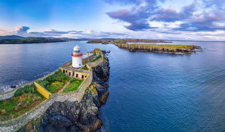 Osim toga, Irska je pokrenula inicijativu Our Living Islands, čiji je cilj revitalizacija i jačanje gospodarstva na 30 udaljenih otoka. Ako kupite kuću izgrađenu prije 1993. koja je bila napuštena najmanje dvije godine, možete ostvariti pravo na financijsku potporu u iznosu do 83.000 eura.