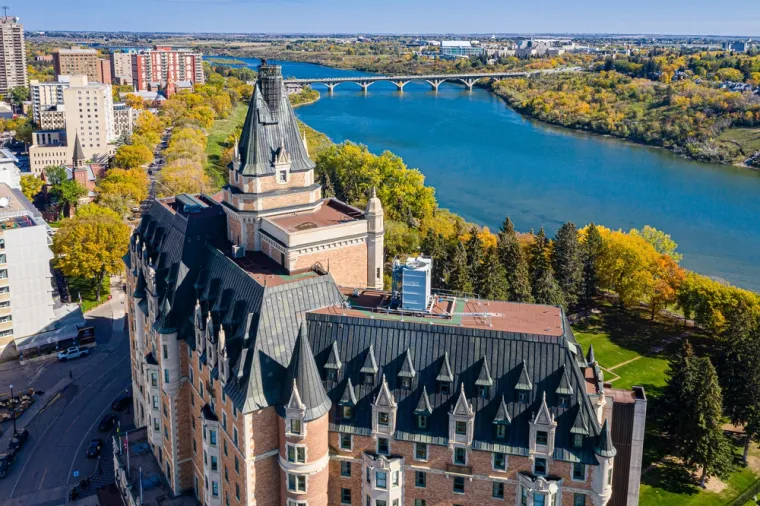9. Kanada: Kanadska pokrajina Saskatchewan nudi porezne olakšice u iznosu od 10.000 kanadskih dolara (oko 14.000 eura) diplomiranim studentima koji odluče ostati i raditi u toj pokrajini. Da biste ostvarili pravo na ovu pogodnost, morate diplomirati na jednoj od odobrenih visokoškolskih institucija i obvezati se na boravak u Saskatchewanu u trajanju od najmanje deset godina.