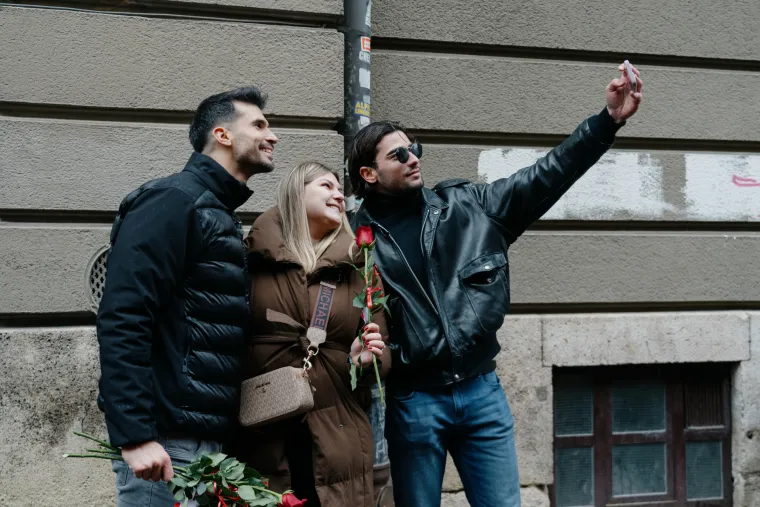 Brojne žene i djevojke zaustavljale su se samo da se uvjere da su to zaista njih dvojica.