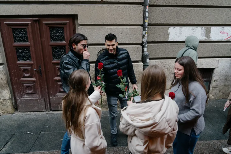 Neke su i izvadile mobitele kako bi se fotografirale sa &scaron;armantnom gospodom.