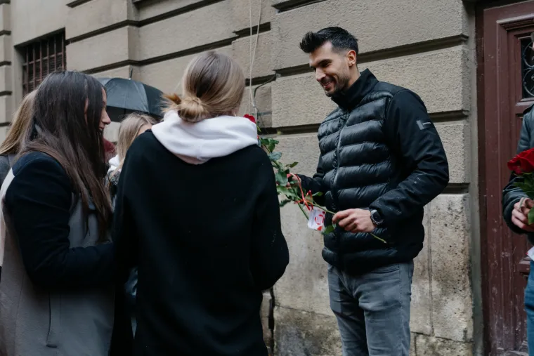 Ruža je bilo dovoljno za sve dame koje su se na&scaron;le u blizini.