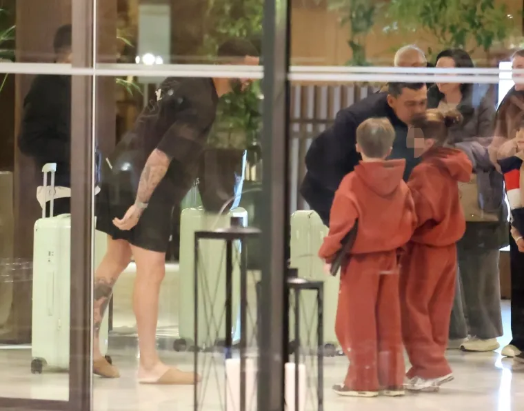 Ovo je trenutak snimljen 3. veljače kad je Annie s djecom došla kod Kylea u hotel. 