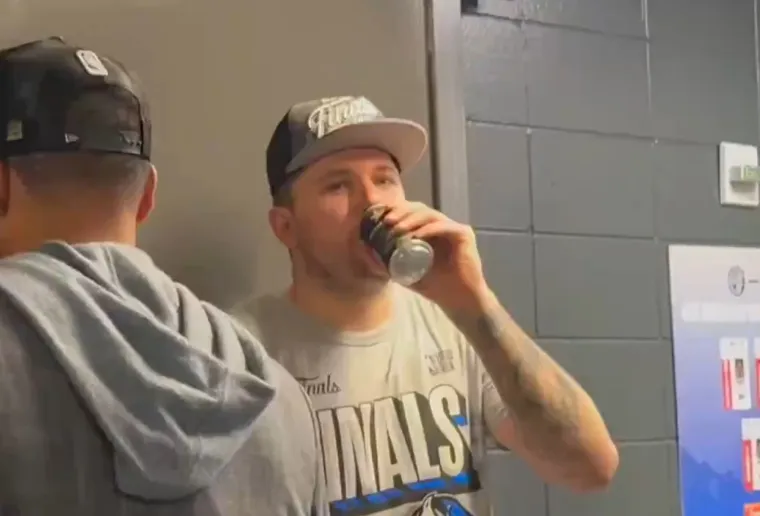 Luka Dončić pije pivu nakon što se s Mavsima plasirao u finale NBA lige. Kamere su uhvatile trenutak 31. svibnja 2024. 