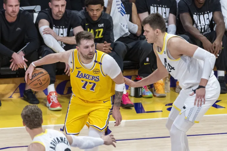 Luka Dončić svakog ljeta već godinama provodi odmor u svojoj kući na Krku, uživa svakog ljeta u Hrvatskoj, tulumari, a to nije tajna: &quot;Naravno, tijekom ljetnih praznika svatko može uživati u piću, ali ako ti dolaziš na trening mamuran, ako ti treba piće odmah poslije utakmice i ako stalno imaš potrebu za nekim zabavama, to je problem. Ne pričamo ovdje o nekoj regionalnoj ligi u Njemačkoj, već o NBA ligi. Blago rečeno, njemu definitivno nedostaje profesionalizma&quot;, navodi Andres Voight koji tvrdi u ovoj izjavi kako Luka ne pije samo tijekom ljetnih praznika koji NBA košarkašima traju više od dva mjeseca, nego pretpostavlja, špekulira o tome kako Luka pije i tijekom sezone. 