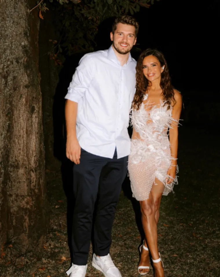 Krajem srpnja prošle godine Luka Dončić je posjetio klub Diamond na Krku, gdje je, uz tisuće posjetitelja, slušao Severinu. Dončić, naime, sa svojom obitelji i djevojkom često ljetuje u Puntu koje je prije znao spominjati na društvenim mrežama kao svoje ljetno utočište, jer to mu je omiljeno mjesto za ljetovanje.