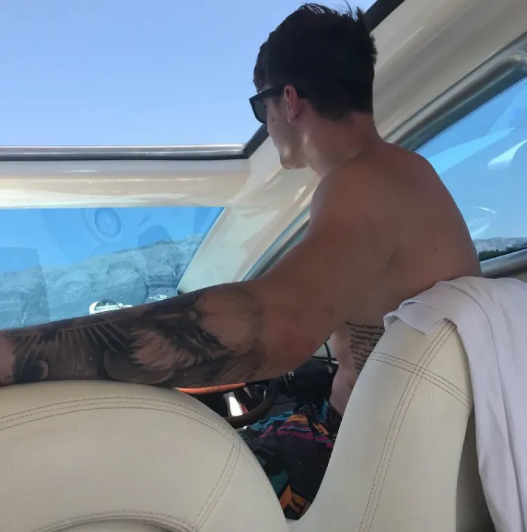 Luka Dončić uživa u brodu na Krku. 