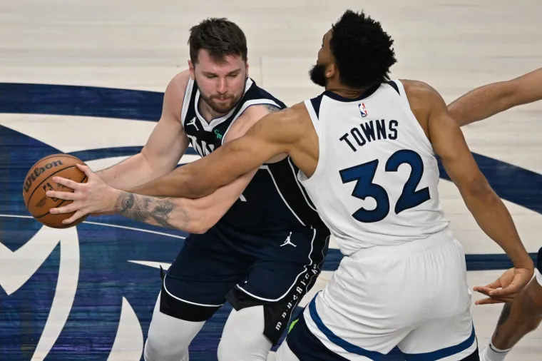 Karl-Anthony Town na Luki Dončiću u fazi obrane kod preuzimanja.