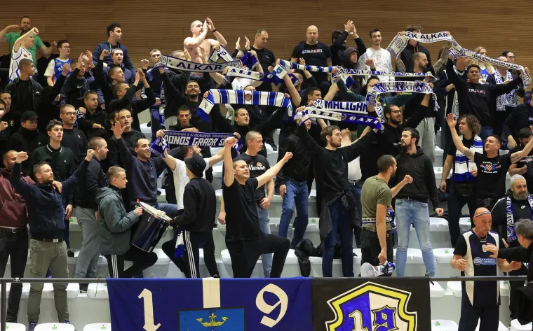 Alkar je na poluvrijeme otišao s +4 (34-30), a zagrebačka momčad je do prvog vodstva nakon prve četvrtine došla u 25. minuti tricom Luke Krajinovića za 40-37.