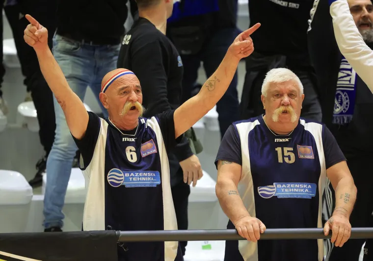 No, Alkar je do kraja trećeg perioda opet došao do prednosti, ali je ona bila minimalna (50-49) uoči zadnje četvrtine. Obje su momčadi u posljednjih deset minuta osnovnog dijela utakmice bile prilično neefikasne pa je košem Josipa Sobina na 1:17 minuta prije kraja Cedevita izjednačila na 58-58. 