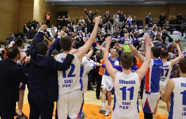 Konfuznu završnicu obilježile su pogreške na obje strane, a Sinjani su ostali bez šuta na koš u posljednjih 77 sekundi. Momčad Dine Repeše je imala dva šuta za pobjedu, oba za tricu, ali su i Brandon Sly i Mislav Brzoja bili neprecizni.