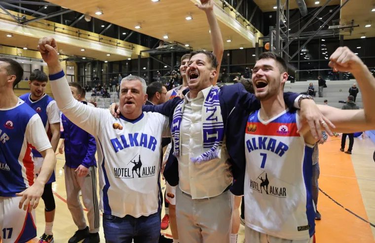 Tako je odluka o pobjedniku ostavljena za dodatnih pet minuta, u kojima su Sinjani pogađali, a Cedevitini košarkaši nastavili promašivati. U dodatnih pet minuta Alkar je napravio 14-4 i s konačnih 72-62 izborio plasman u finale.
