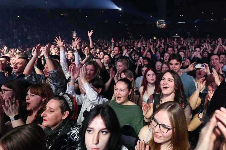 Pred tisuće vjernih obožavatelja, legendarna četvorka iz Plavog orkestra vratila se na scenu u punom sjaju, priredivši spektakl koji je spojio generacije. 