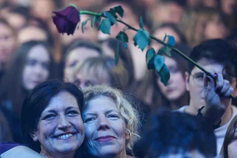 Atmosfera je bila ispunjena emocijama, nostalgijom i neizmjernom energijom, dok su mlađi i stariji fanovi, rame uz rame, pjevali svaku riječ njihovih bezvremenskih hitova.