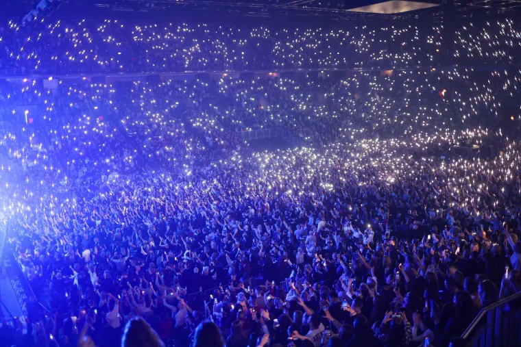 Ono što je ovaj koncert učinilo posebnim nije bila samo glazba, već emocije koje su se osjetile u svakom kutku dvorane. Na licima posjetitelja vidjele su se suze radosnice, osmijesi i sjećanja na neka druga vremena, kada su se uz ove pjesme rađale prve ljubavi, slavili životni uspjesi i liječila slomljena srca.